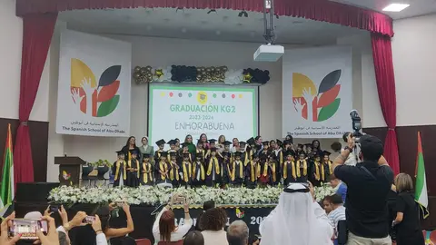 Los alumnos graduados sobre el escenario. (EL CORREO)