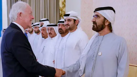 El gobernante de Dubai saluda al presidente de Emirates Airline. (X)