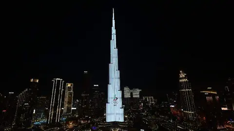 El Burj Khalifa, iluminado con la bandera olímpica. (Dubai Media Office)