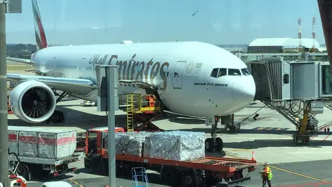 Avión de Emirates en el aeropuerto de Madrid. (EL CORREO)