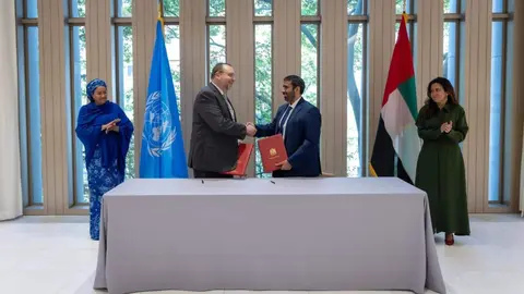 Un momento de la firma del acuerdo de ayuda de Emiratos a Sudán. (WAM)