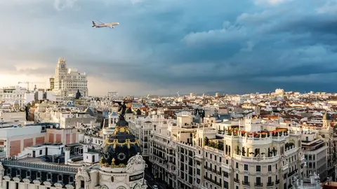 Un avión de Etihad sobrevuela Madrid, (WAM)