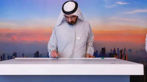 El gobernante de Dubai firma la construcción de la red de drenaje. (X)