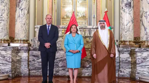 En el centro de la imagen la presidenta de Perú junto al embajador emiratí. (WAM)