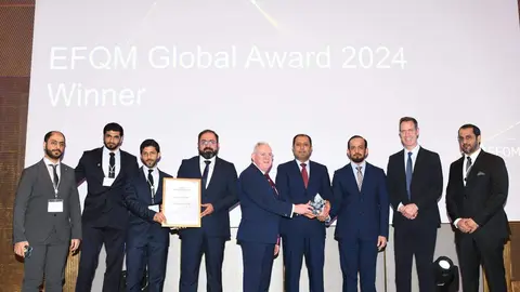 Los premiados posan con el reconocimiento obtenido. (WAM)