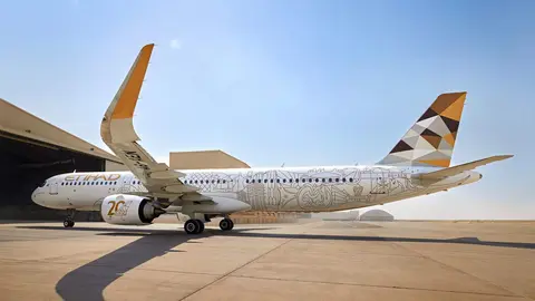 Un avión de Etihad con la decoración por el 20 aniversario. (WAM)