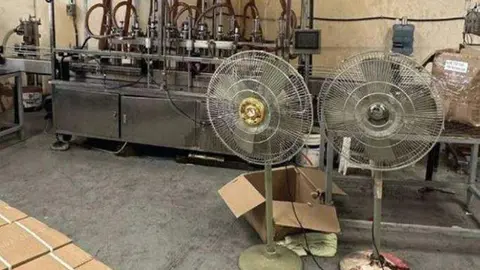 Imagen del almacén dedicado a la producción, envasado, almacenamiento y venta de aceites y lubricantes para automóviles falsificados en la Nueva Zona Industrial.