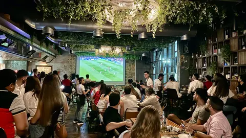 Transmisión del partido en Lola Taberna Española. (EL CORREO)