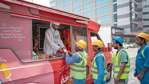 Un camión 'Freej Fridge' distribuye agua y helados a los trabajadores en Dubai. (Fuente externa)