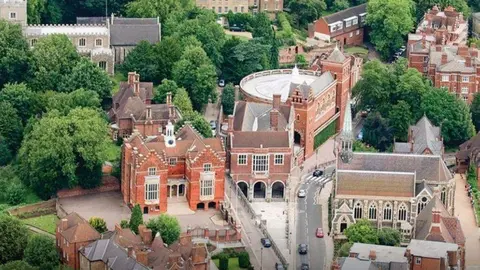 La escuela de élite Harrow School. (X)