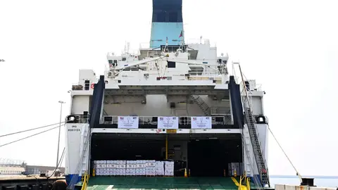 El barco emiratí en el puerto de Fujairah. (WAM)