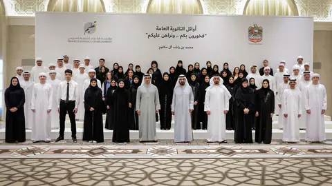 Foto de familia de los mejores estudiantes con el gobernante de Dubai y el jeque Mansour bin Zayed . (X)