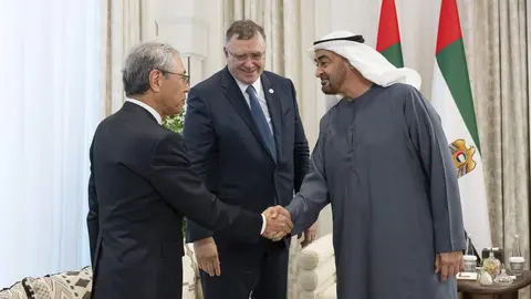 El presidente de EAU recibe a uno de los inversores. (WAM)