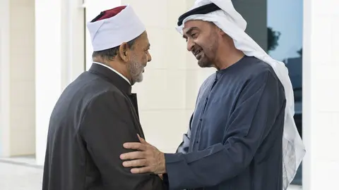 El presidente de EAU saluda al gran imán de Al-Azhar. (WAM)