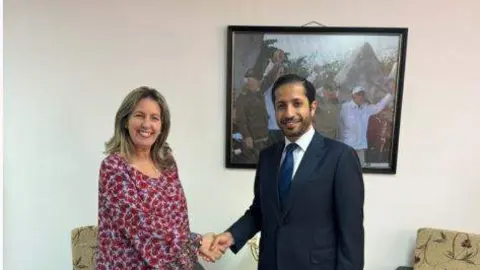 El embajador emiratí saluda a la ministra de Cuba. (WAM)