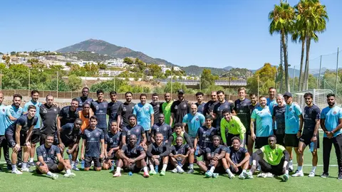 Foto de familia del Al Jazira FC en la costa de Málaga. (X)