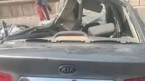 Estado del coche tras el accidente de la familia expatriada. (Al Arabiya)