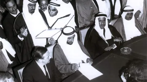 Un momento de la firma de la Unión de Emiratos Árabes. (WAM)