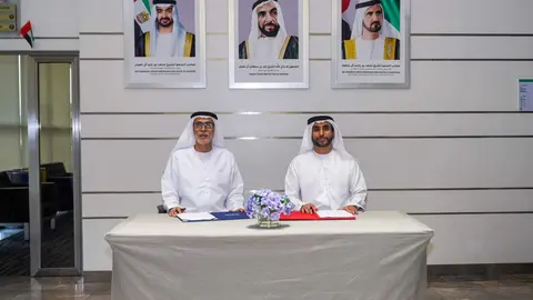 Responsables de la Autoridad General de Aviación Civil de Emiratos Árabes Unidos. (WAM)