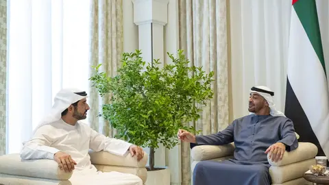 El príncipe heredero de Dubai (izquierda y presidente de EAU. (WAM)