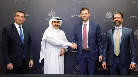 Un momento del acuerdo entre Dar Global y la organización Trump. (X)