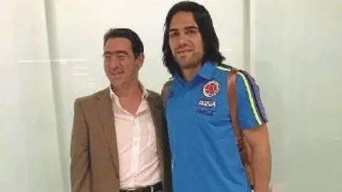 El embajador de Colombia junto a Falcao en Abu Dhabi. (Patricia Mogollón)