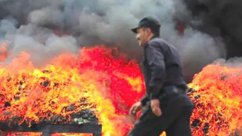 Imagen difundida por la agencia Efe de la quema de narcóticos por parte de los hutíes en Saná.