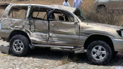 El vehículo en el que viajaban los menores tras el accidente. (Instagram)