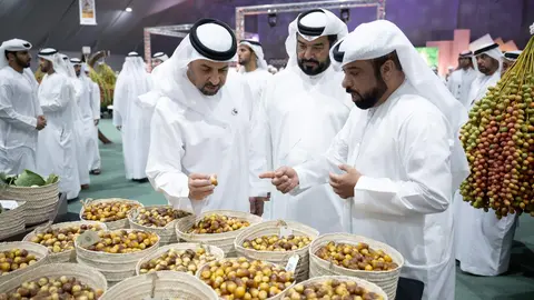 Autoridades de Abu Dhabi visitan el Festival de Dátiles de Liwa. (WAM)