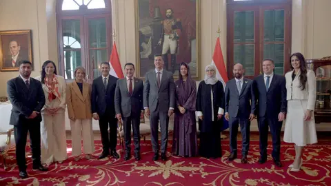 Autoridades de Emiratos Árabes y Paraguay en Asunción. (WAM)