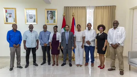 En el centro de la imagen el embajador emiratí en Cuba junto a diplomáticos del Caribe. (WAM)