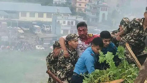 El piloto es rescatado de los restos de la aeronave. (X)