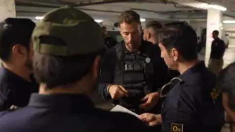 Miembros de la Policía de EAU en  París. (X)