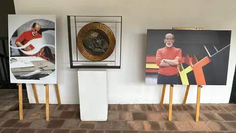 Ramírez Villamizar, inmortalizado junto a sus obras en el museo de Pamplona dedicado a su figura. (Patricia Mogollón)