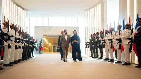 El mandatario chileno fue recibido en el Aeropuerto Presidencial de Abu Dhabi por la ministra de Estado para la Cooperación Internacional, Reem bint Ebrahim Al Hashimy. (X)