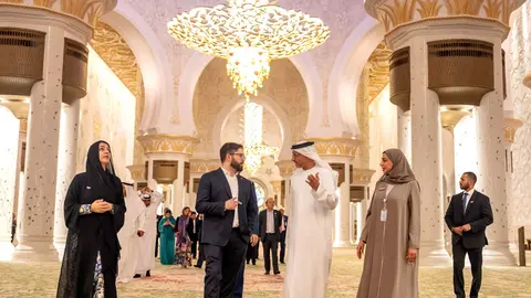 El presidente de Chile durante su recorrido por la Gran Mezquita. (WAM)