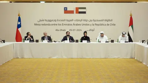 Un momento de la mesa redonda entre Emiratos y Chile. (WAM)