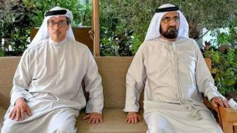 A la izquierda, el jeque Mansour bin Zayed junto al jeque Mohammed bin Rashid. (WAM)