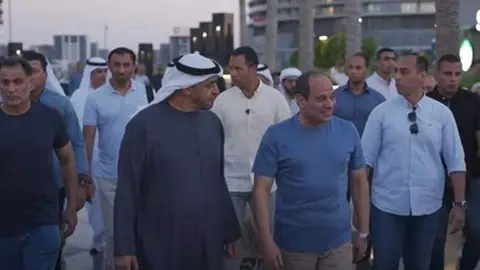 Los presidentes de EAU y Egipto durante su recorrido por Alamein. (Agencia de noticias de Egipto)