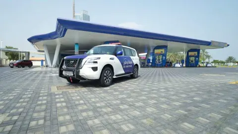 Un vehículo policial en una gasolinera de Abu Dhabi. (WAM)