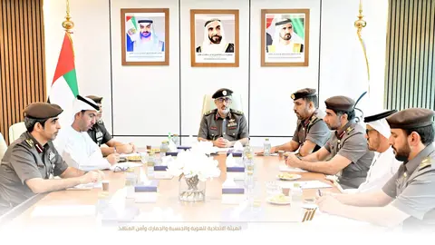 Autoridades en Abu Dhabi discuten el procedimiento de amnistía en visas de residencia en EAU. (X)