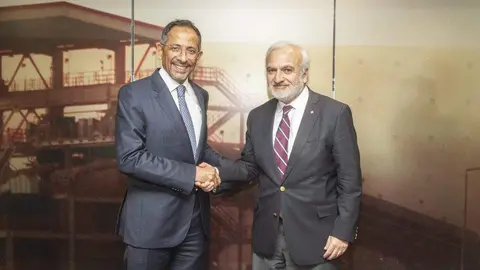 El ministro de Industria y Recursos Minerales, Bandar Ibrahim Alkhorayef, junto al presidente ejecutivo de Codelco, Rubén Alvarado. (nuevamineria.com)