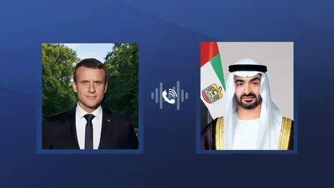 El presidente francés, Emmanuel Macron -izquierda-, y el de Emiratos Árabes Unidos (EAU), Mohamed bin Zayed Al Nahyan. (WAM)