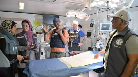 Un momento de la visita de la delegación de la OMS al hospital de campaña de Emiratos Árabes en Gaza. (WAM)