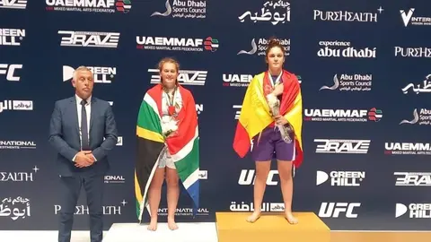 La española en el podio de Abu Dhabi. (X)