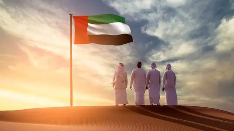 Emiratíes en el desierto. (WAM)