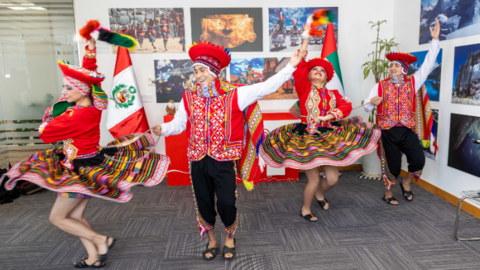 Los artistas peruanos visitaron el Consulado de su país en Dubai. (Gobierno de Perú)