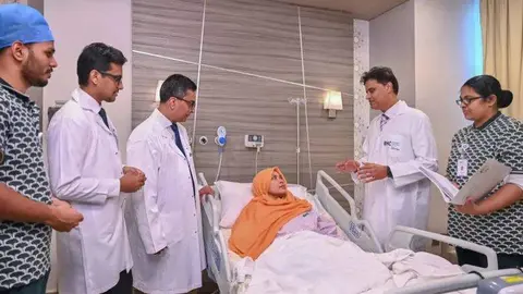 El equipo de médicos examina a Nur después de un trasplante de hígado que le salvó la vida en Burjeel Medical City. (Fuente externa)