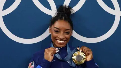 Biles con una de las medallas conseguidas en las Olimpiadas de París 2024. (X)
