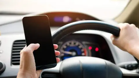 Un conductor maneja el móvil y el volante. (Fuente externa)